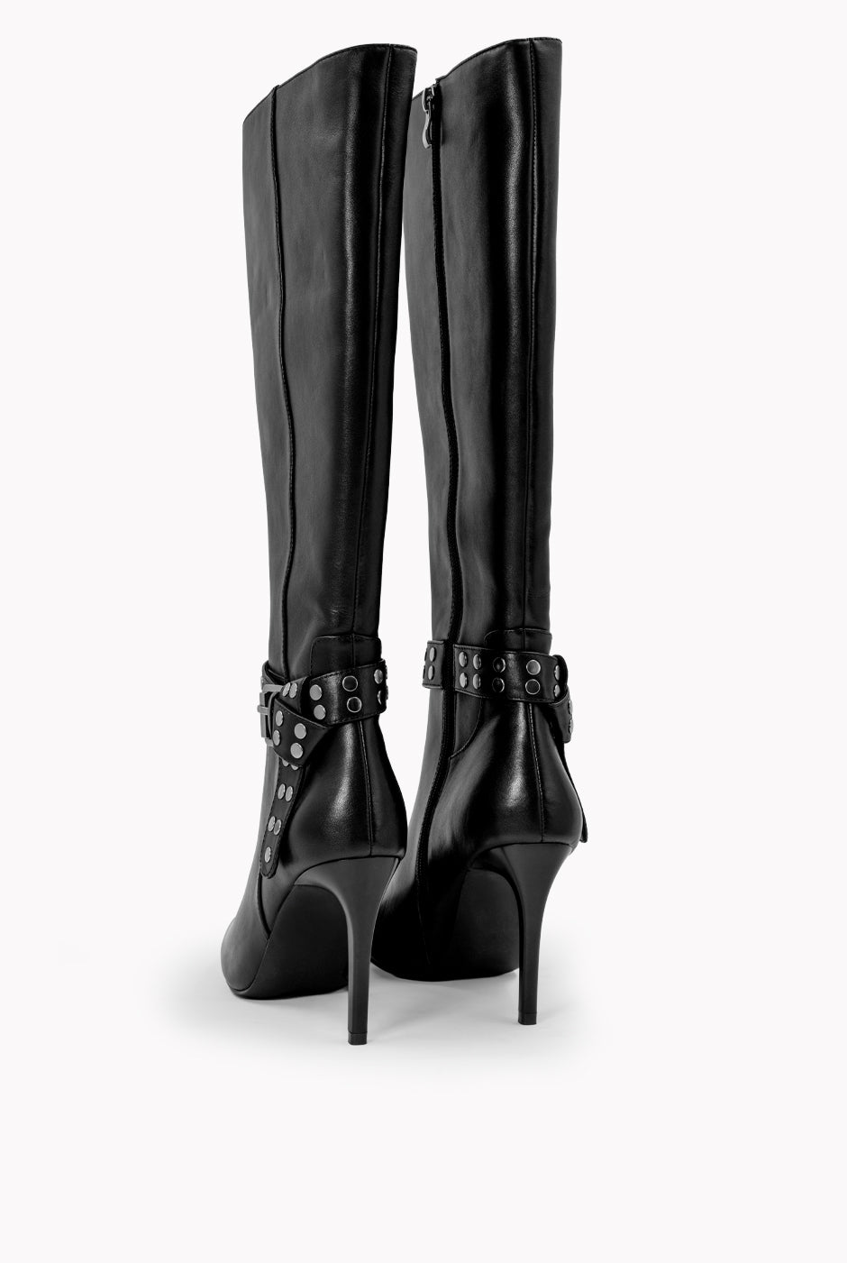 Bota alta de cuero negra con cinturón y estoperoles