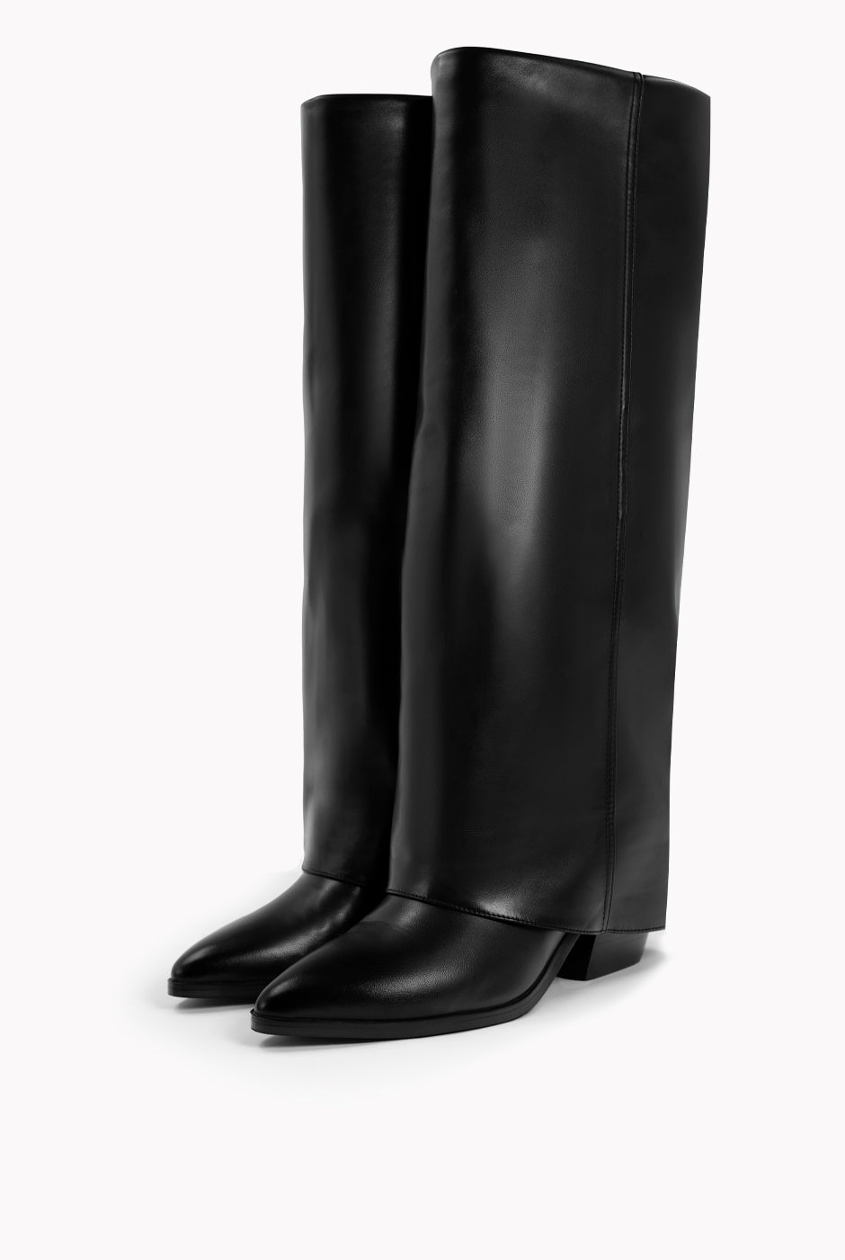 Bota alta de tacón en ecopiel negra con solapa y punta triangular