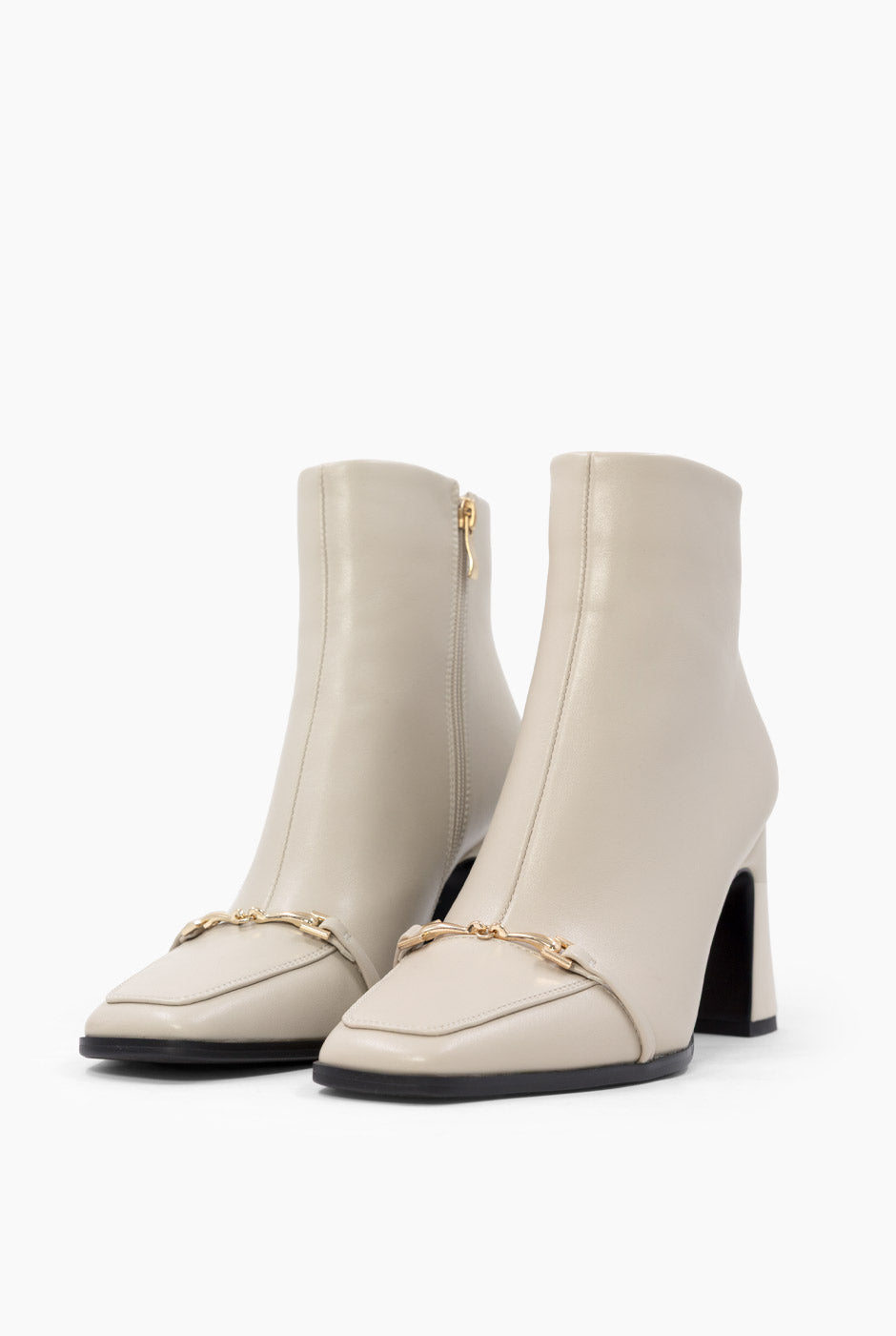 Botín Off-White en ecopiel con tacón grueso y adorno frontal