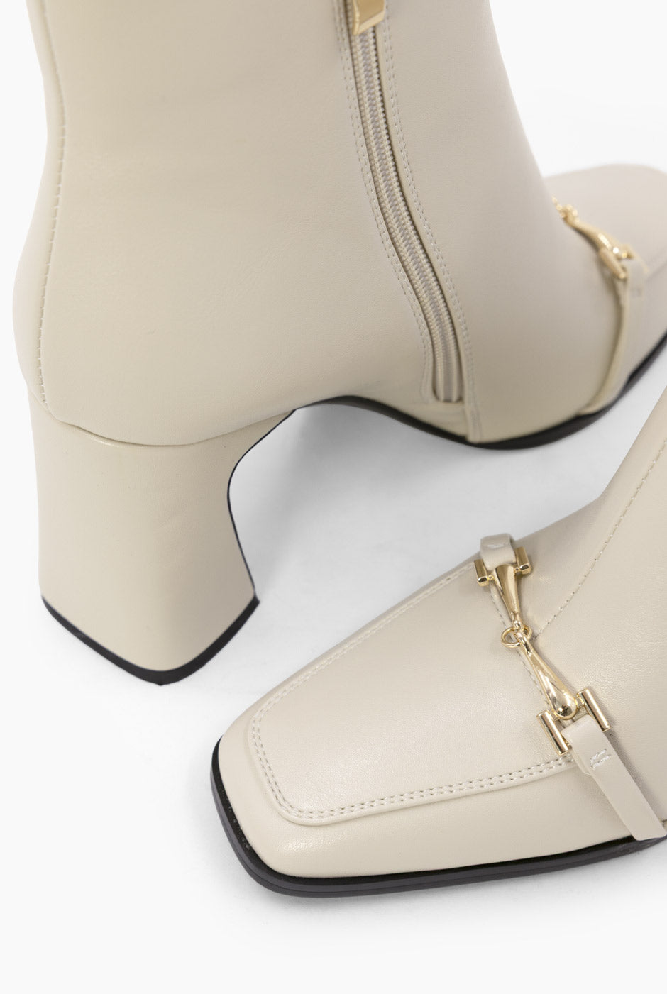 Botín Off-White en ecopiel con tacón grueso y adorno frontal