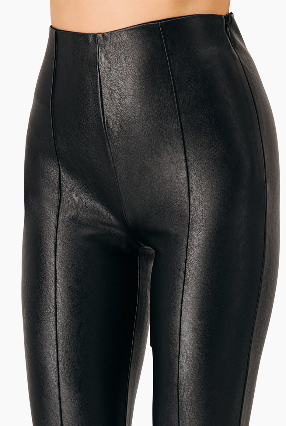 Pantalón recto negro de ecopiel con tiro alto y aberturas