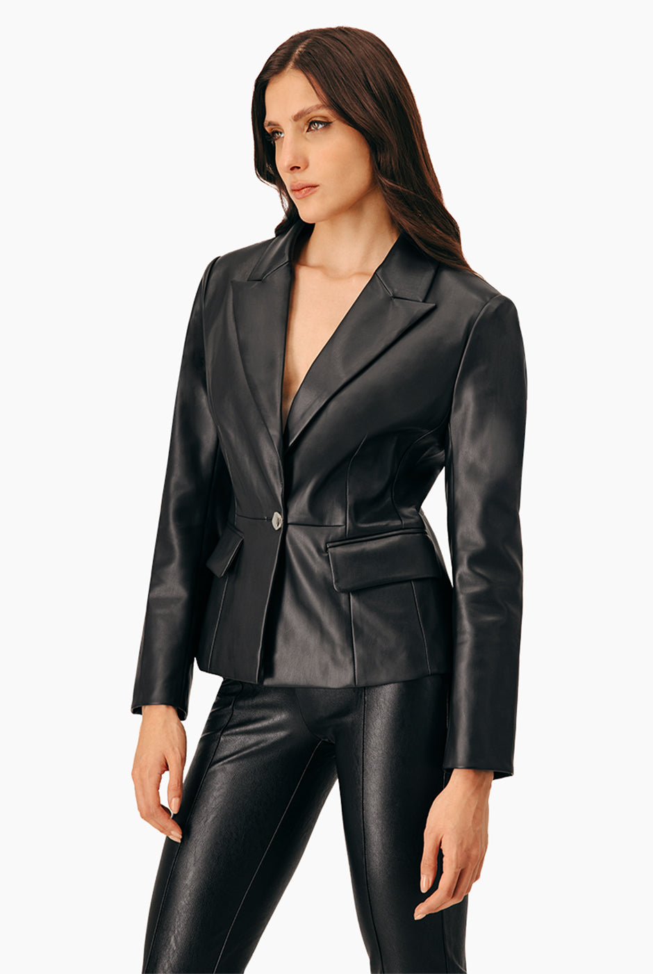 Blazer negro en ecopiel con botones dorados y bolsillos solapa