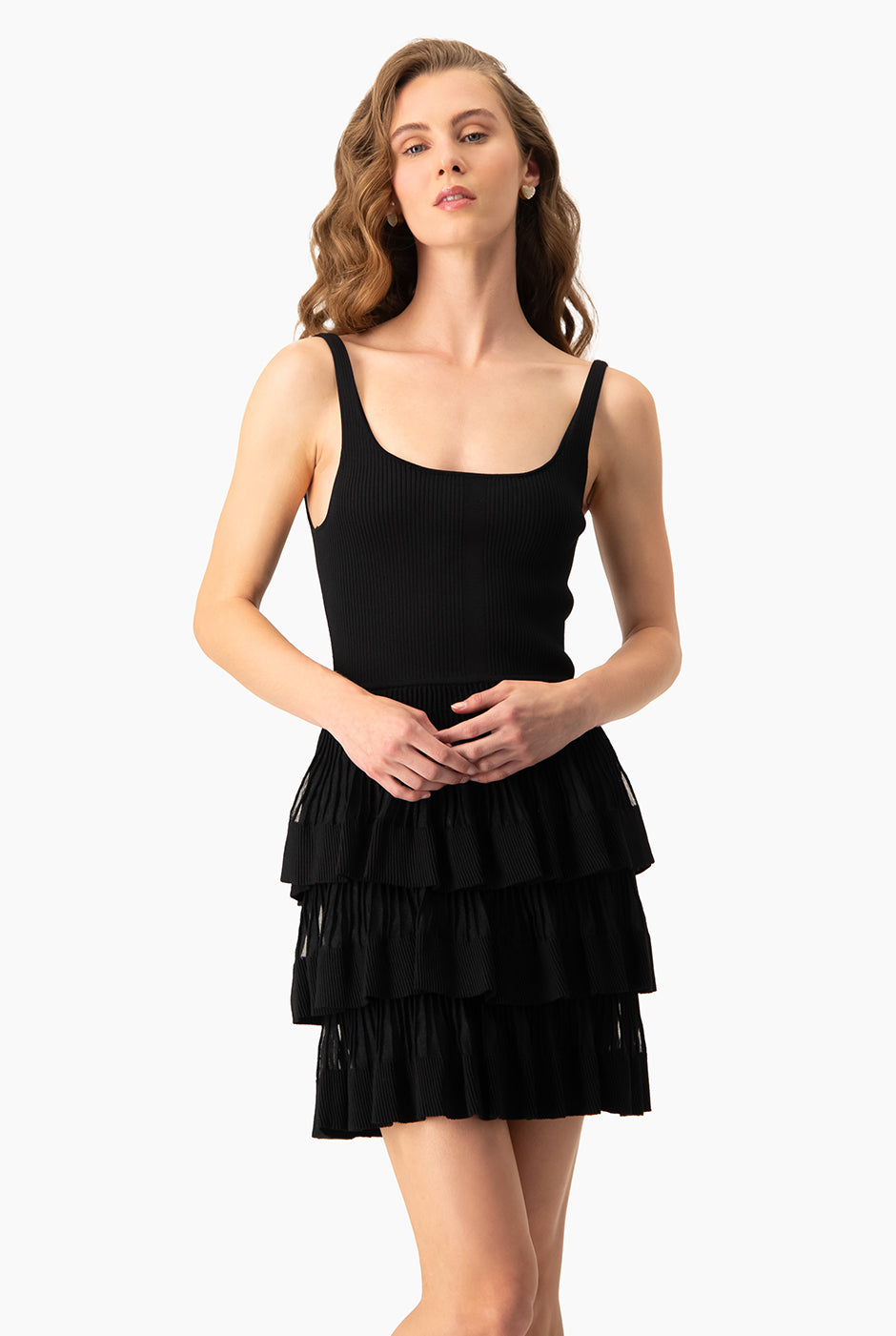 Vestido mini negro sin mangas con falda de olanes en mesh