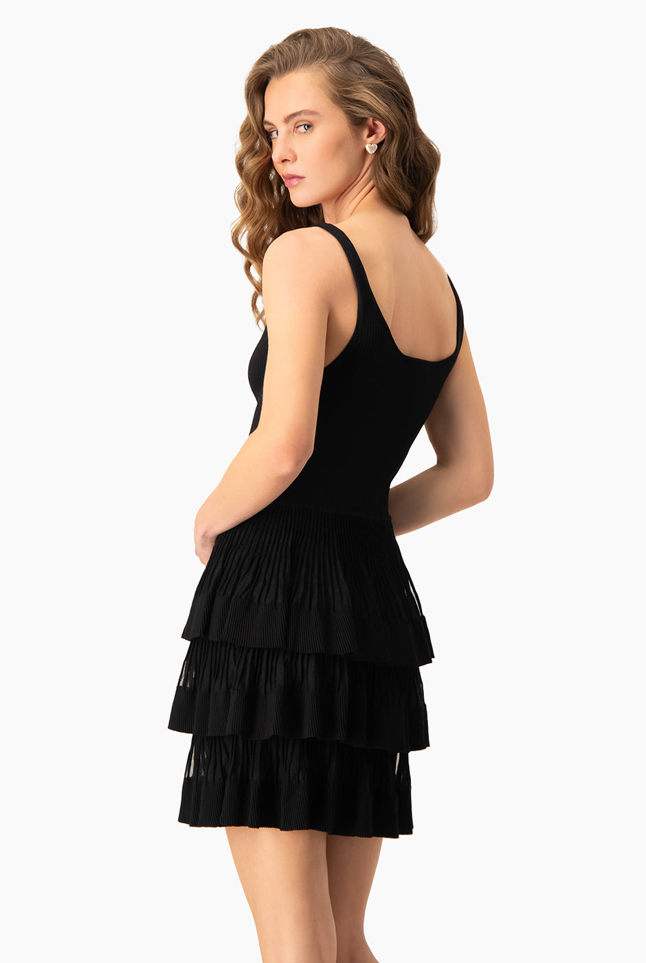 Vestido mini negro sin mangas con falda de olanes en mesh