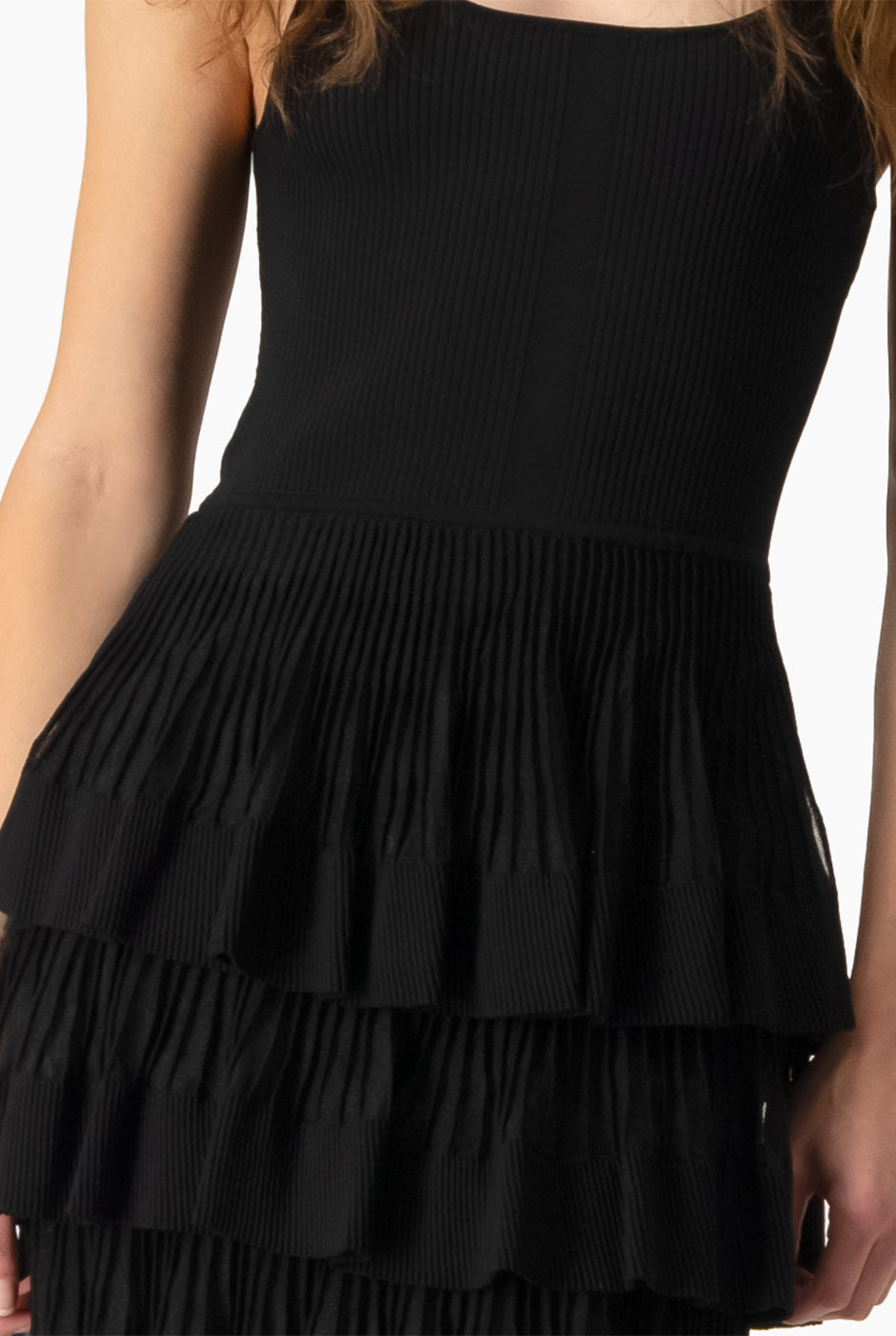 Vestido mini negro sin mangas con falda de olanes en mesh