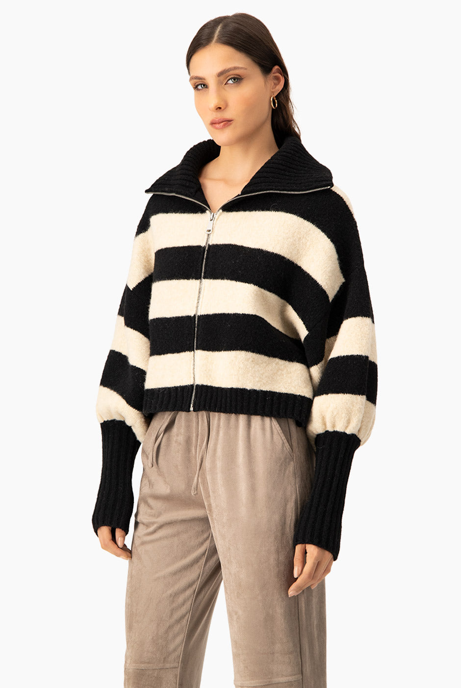 Suéter negro de rayas con zipper y mangas largas