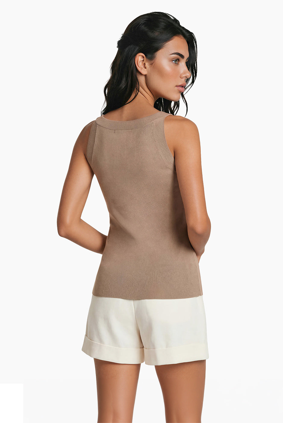 Top halter rib beige sin mangas sobre fondo blanco