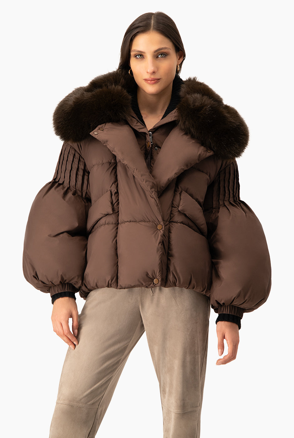 Chamarra café puffer con mangas abullonadas y cuello de pelo