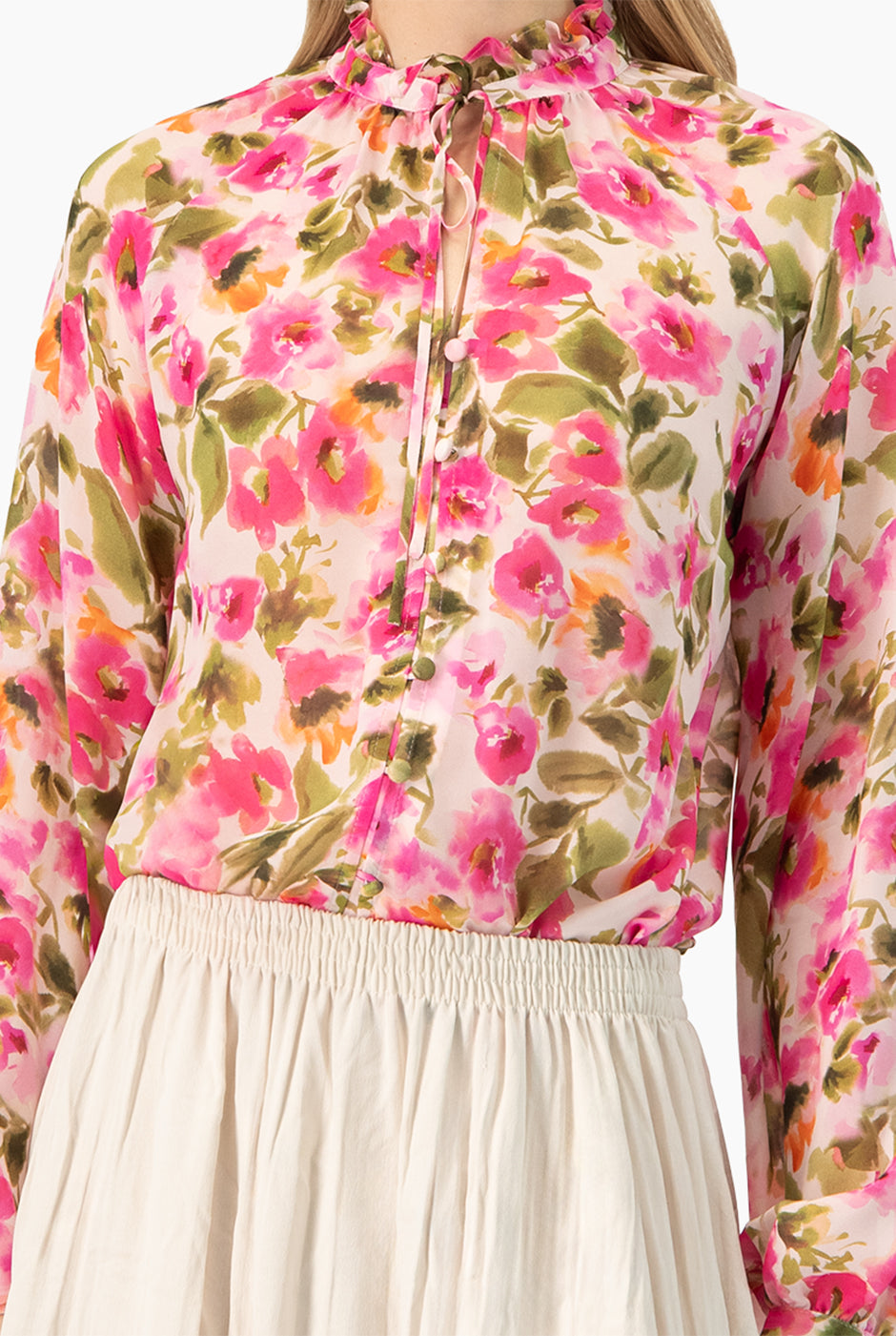 Blusa de cuello alto con cinta