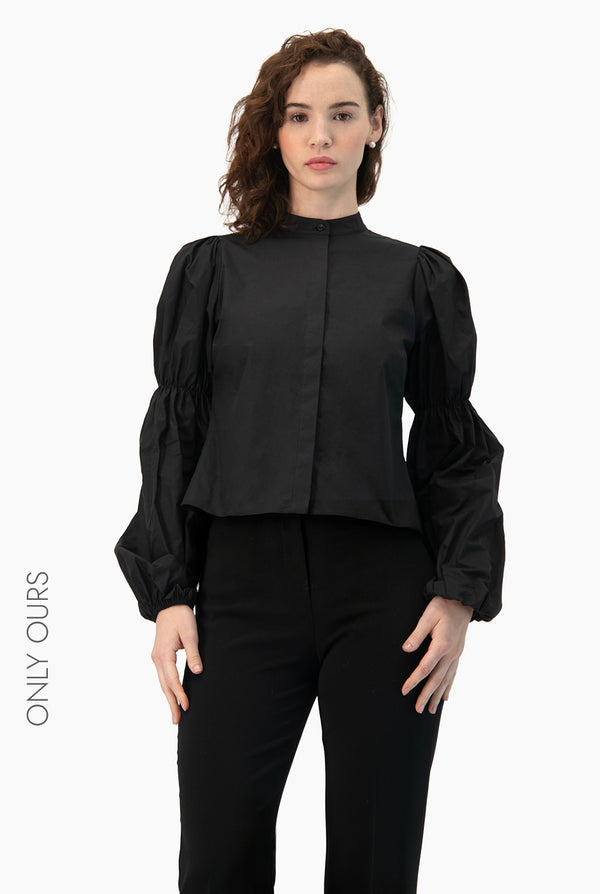 Blusa Ivonne negra manga abullonada