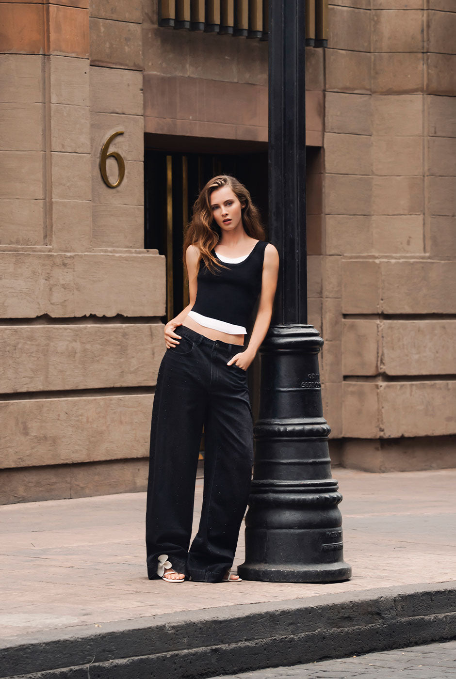 Jeans amplio negro con pedreria