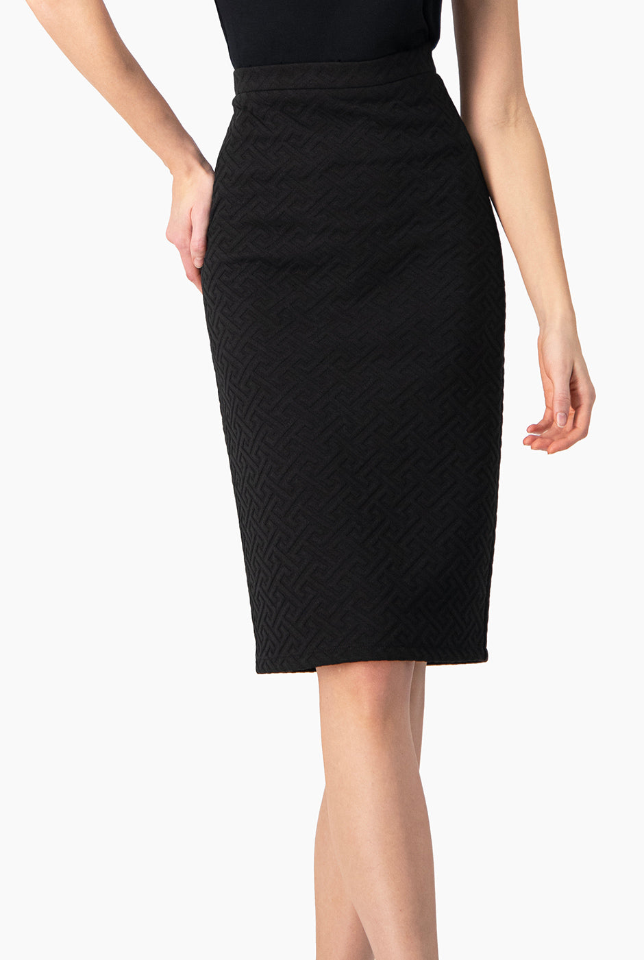 Falda ajustado color negra con abertura trasera