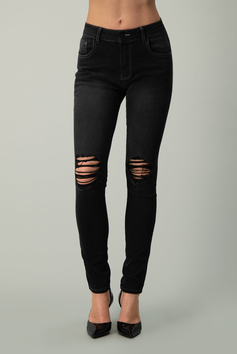 Jeans skinny color negro con destrucciones