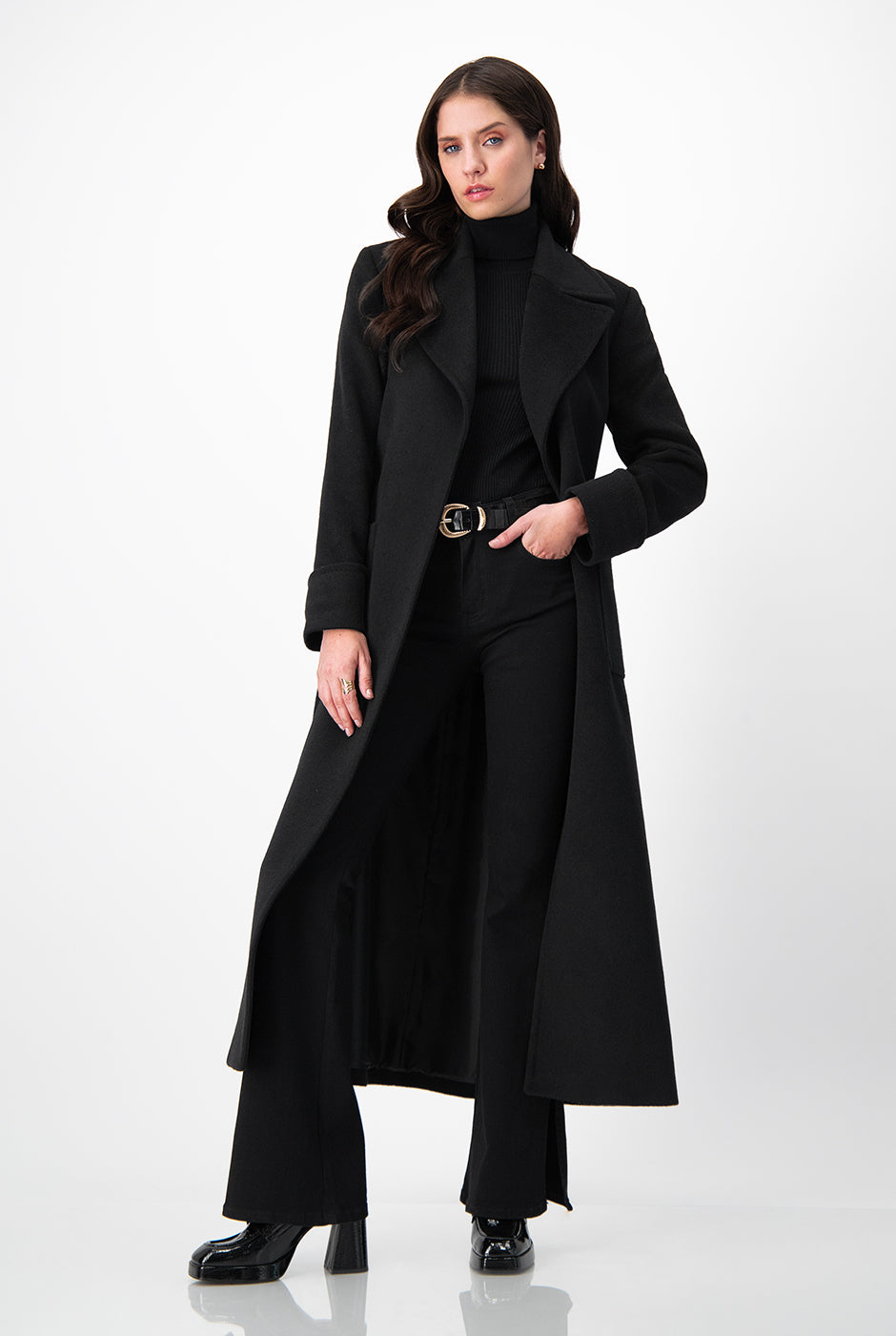 Abrigo largo con solapa y amarre negro